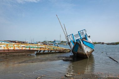 BANJUL, GAMBİA - 19 Kasım 2019: eski ve terk edilmiş gemiler Banjul Körfezi 'nde, gelgitin çekildiği yerde..