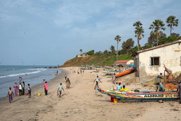 Serrekunda Gambia November 2019 Scene Men Women Carrying Fish Boats — Stock Photo, Image