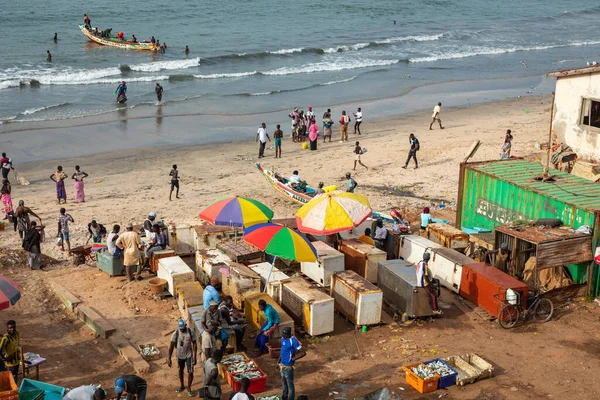 Serrekunda Gambia 2019年11月21日 西アフリカのガンビア州Serrekundaでボートからビーチに魚を運ぶ男性と女性とのシーン — ストック写真