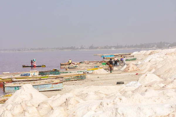 Lac RoseまたはRetba Lakeのボート ダカール セネガル 西アフリカ ユネスコ世界遺産 — ストック写真