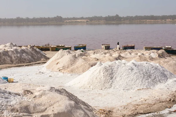 Lac RoseまたはRetba Lakeのボート ダカール セネガル 西アフリカ ユネスコ世界遺産 — ストック写真