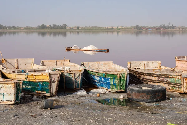 Lac RoseまたはRetba Lakeのボート ダカール セネガル 西アフリカ ユネスコ世界遺産 — ストック写真