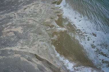 Sürrealist endüstriyel yerin havadan görünüşü. Kuru yüzey. Çöl manzarası. Çevreye insan etkisi. Yukarıdan bak. Soyut endüstriyel geçmiş. Fotoğraf: İHA.
