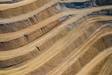 Mineral açık maden ocağındaki endüstriyel terasların havadan görünüşü. Açık madencilik. Yukarıdan drone görünümü.