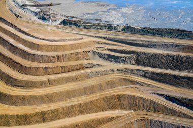 Mineral açık maden ocağındaki endüstriyel terasların havadan görünüşü. Açık madencilik. Yukarıdan drone görünümü.