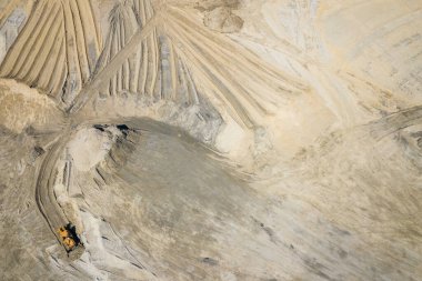 Endüstriyel maden ocağının havadan görünüşü. Çalışan bir sürü makineyle birlikte açık maden ocağı. Yukarıdan drone görünümü.