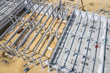 Yukarıdan inşaat alanı. Ağır makinelerle inşa edilen fabrikanın en üst görüntüsü. Görüntü yukarıdan drone tarafından yapıldı.