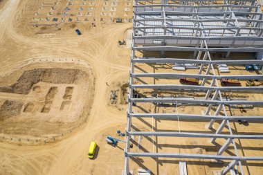 Yukarıdan inşaat alanı. Ağır makinelerle inşa edilen fabrikanın en üst görüntüsü. Görüntü yukarıdan drone tarafından yapıldı.