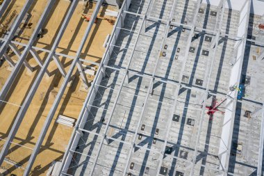 Yukarıdan inşaat alanı. Ağır makinelerle inşa edilen fabrikanın en üst görüntüsü. Görüntü yukarıdan drone tarafından yapıldı.