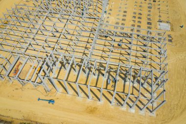 Yukarıdan inşaat alanı. Ağır makinelerle inşa edilen fabrikanın en üst görüntüsü. Görüntü yukarıdan drone tarafından yapıldı.