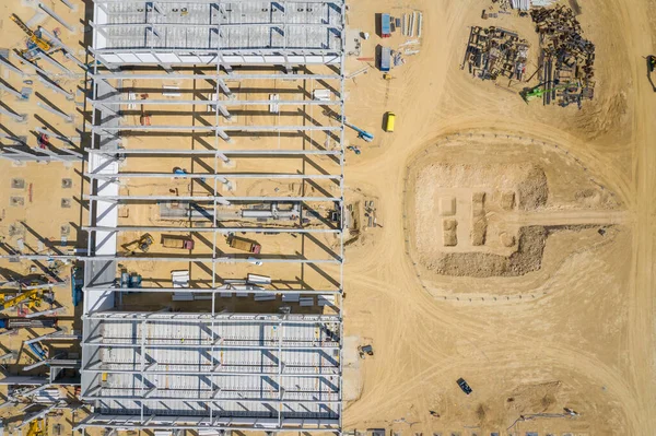 上から工事現場 重機で建設中の工場のトップビュー 上からドローンで撮影した写真 — ストック写真
