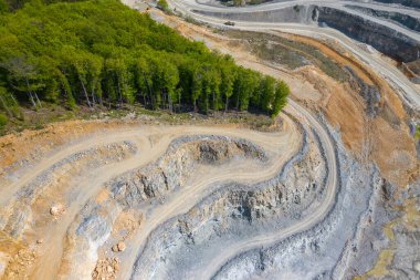 Yukarıdan madencilik. Açık maden ocağında sanayi terasları. Açılmış madenciliğin havadan görünüşü. Dolomite Mayın Kazısı. Çıkarma endüstrisi. Dev kazı makineleri.