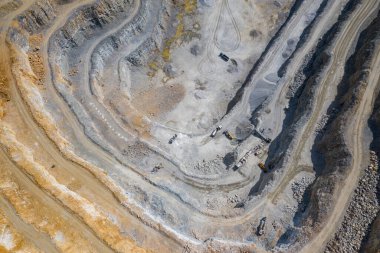 Yukarıdan madencilik. Açık maden ocağında sanayi terasları. Açılmış madenciliğin havadan görünüşü. Dolomite Mayın Kazısı. Çıkarma endüstrisi. Dev kazı makineleri.