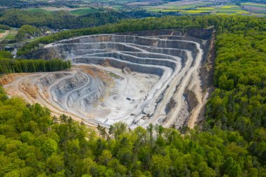 Yukarıdan madencilik. Açık maden ocağında sanayi terasları. Açılmış madenciliğin havadan görünüşü. Dolomite Mayın Kazısı. Çıkarma endüstrisi. Dev kazı makineleri.