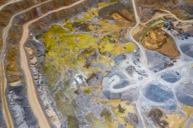 Yukarıdan madencilik. Açık maden ocağında sanayi terasları. Açılmış madenciliğin havadan görünüşü. Dolomite Mayın Kazısı. Çıkarma endüstrisi. Dev kazı makineleri.