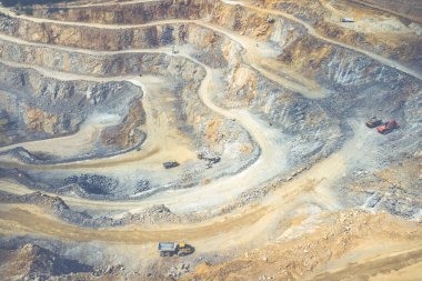 Yukarıdan madencilik. Açık maden ocağında sanayi terasları. Açılmış madenciliğin havadan görünüşü. Dolomite Mayın Kazısı. Çıkarma endüstrisi. Dev kazı makineleri.