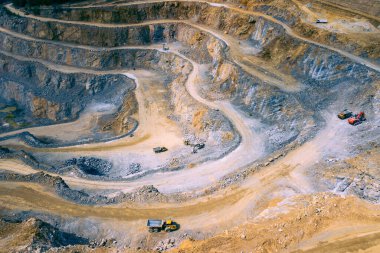 Yukarıdan madencilik. Açık maden ocağında sanayi terasları. Açılmış madenciliğin havadan görünüşü. Dolomite Mayın Kazısı. Çıkarma endüstrisi. Dev kazı makineleri.