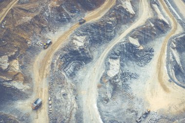Yukarıdan madencilik. Açık maden ocağında sanayi terasları. Açılmış madenciliğin havadan görünüşü. Dolomite Mayın Kazısı. Çıkarma endüstrisi. Dev kazı makineleri.