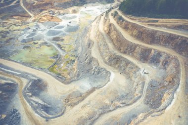 Yukarıdan madencilik. Açık maden ocağında sanayi terasları. Açılmış madenciliğin havadan görünüşü. Dolomite Mayın Kazısı. Çıkarma endüstrisi. Dev kazı makineleri.