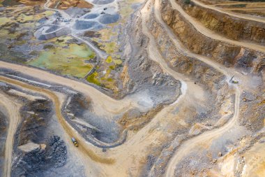 Yukarıdan madencilik. Açık maden ocağında sanayi terasları. Açılmış madenciliğin havadan görünüşü. Dolomite Mayın Kazısı. Çıkarma endüstrisi. Dev kazı makineleri.