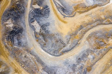 Yukarıdan madencilik. Açık maden ocağında sanayi terasları. Açılmış madenciliğin havadan görünüşü. Dolomite Mayın Kazısı. Çıkarma endüstrisi. Dev kazı makineleri.