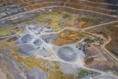 Yukarıdan madencilik. Açık maden ocağında sanayi terasları. Açılmış madenciliğin havadan görünüşü. Dolomite Mayın Kazısı. Çıkarma endüstrisi. Dev kazı makineleri.