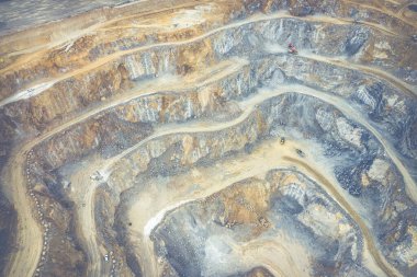 Yukarıdan madencilik. Açık maden ocağında sanayi terasları. Açılmış madenciliğin havadan görünüşü. Dolomite Mayın Kazısı. Çıkarma endüstrisi. Dev kazı makineleri.