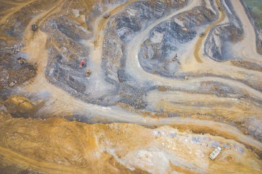 Yukarıdan madencilik. Açık maden ocağında sanayi terasları. Açılmış madenciliğin havadan görünüşü. Dolomite Mayın Kazısı. Çıkarma endüstrisi. Dev kazı makineleri.