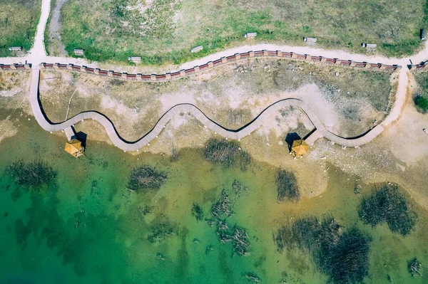 Αεροφωτογραφία Του Ξύλινου Μονοπατιού Πάνω Από Την Τουρκουάζ Λίμνη Χρώμα — Φωτογραφία Αρχείου