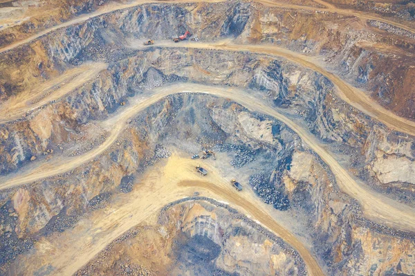 Yukarıdan Madencilik Açık Maden Ocağında Sanayi Terasları Açılmış Madenciliğin Havadan — Stok fotoğraf