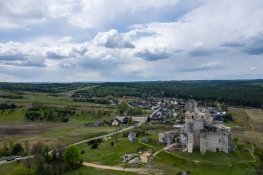 Mirow Kalesi 'nin havadan görünüşü, Kartal Yuvaları' nın yolu. Czestochowa yakınlarındaki Jura bölgesindeki ortaçağ kalesi. Silezya Voyvoda 'sı. Polonya. 