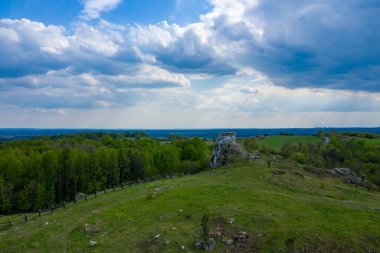 Polonya 'da Krakow yakınlarında yeşil renkli kireç taşı oluşumlarının hava görüntüsü. Cracow Çekoslova Dağları 'nın engin yeşil tepecikli bölgelerini gösteren İHA' dan gelen görüntüler. Krakw Czstochowa Jura.
