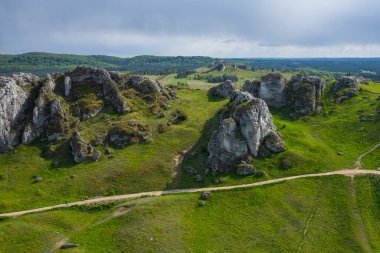 Polonya 'da Krakow yakınlarında yeşil renkli kireç taşı oluşumlarının hava görüntüsü. Cracow Çekoslova Dağları 'nın engin yeşil tepecikli bölgelerini gösteren İHA' dan gelen görüntüler. Krakw Czstochowa Jura.