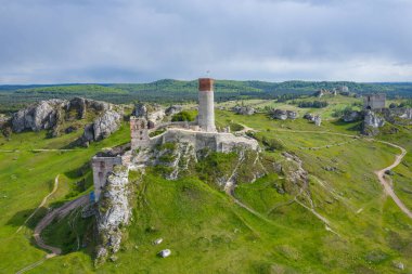 Olsztyn 'deki Castle Hill' in havadan görüntüsü. Czestochowa yakınlarındaki Jura bölgesindeki ortaçağ kalesi harabeleri. Polonya. Orta Avrupa.