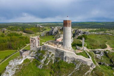 Olsztyn 'deki Castle Hill' in havadan görüntüsü. Czestochowa yakınlarındaki Jura bölgesindeki ortaçağ kalesi harabeleri. Polonya. Orta Avrupa.