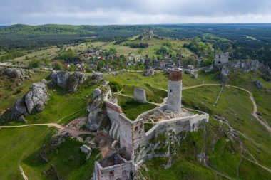 Olsztyn 'deki Castle Hill' in havadan görüntüsü. Czestochowa yakınlarındaki Jura bölgesindeki ortaçağ kalesi harabeleri. Polonya. Orta Avrupa.