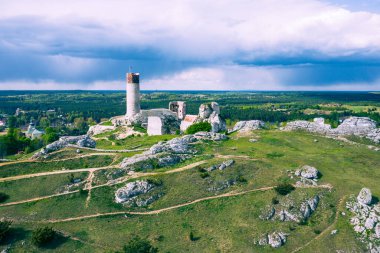 Olsztyn 'deki Castle Hill' in havadan görüntüsü. Czestochowa yakınlarındaki Jura bölgesindeki ortaçağ kalesi harabeleri. Polonya. Orta Avrupa.