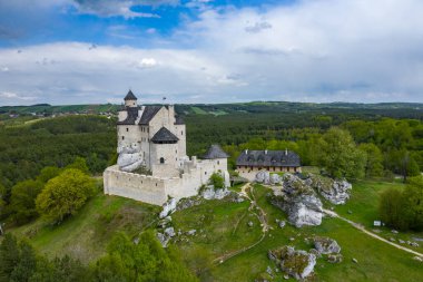 BOLICE, POLAND - 05 Mayıs 2020: Eagles Nests patikasındaki en güzel kalelerden biri olan Bobolice Kalesi 'nin havadan görünüşü. Czestochowa yakınlarındaki Jura bölgesindeki ortaçağ kalesi. Polonya. 