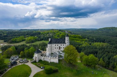 BOLICE, POLAND - 05 Mayıs 2020: Eagles Nests patikasındaki en güzel kalelerden biri olan Bobolice Kalesi 'nin havadan görünüşü. Czestochowa yakınlarındaki Jura bölgesindeki ortaçağ kalesi. Polonya. 