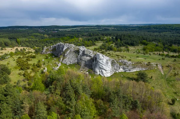 波兰克拉科夫附近的绿色石灰岩地层的空中景观 在克拉科夫捷克高地广阔的绿色丘陵地带 无人驾驶飞机鸣枪射击 Krakw Czstochova Jura — 图库照片