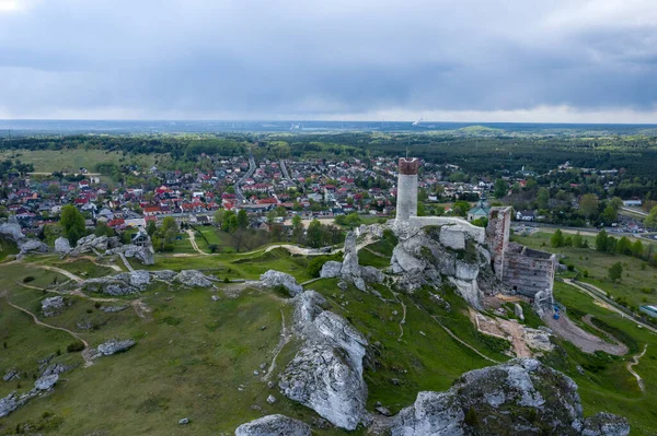 Olsztyn 'deki Castle Hill' in havadan görüntüsü. Czestochowa yakınlarındaki Jura bölgesindeki ortaçağ kalesi harabeleri. Polonya. Orta Avrupa.