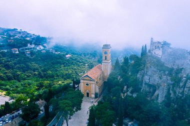 Akdeniz kıyı manzarası ve dağlarındaki Eze Ortaçağ köyünün havadan görünüşü, Fransız Riviera sahilleri, Cote d 'Azur. Fransa.