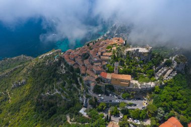 Akdeniz kıyı manzarası ve dağlarındaki Eze Ortaçağ köyünün havadan görünüşü, Fransız Riviera sahilleri, Cote d 'Azur. Fransa.