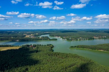 Wdzydze Peyzaj Parkı 'nın havadan görünüşü. Kashubian Peyzaj Parkı. Kaszuby. Wdzydze Kiszewskie. Polonya. Kuş bakışı.