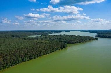Wdzydze Peyzaj Parkı 'nın havadan görünüşü. Kashubian Peyzaj Parkı. Kaszuby. Wdzydze Kiszewskie. Polonya. Kuş bakışı.