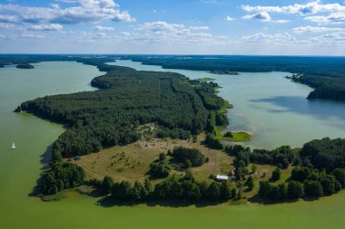 Wdzydze Peyzaj Parkı 'nın havadan görünüşü. Kashubian Peyzaj Parkı. Kaszuby. Wdzydze Kiszewskie. Polonya. Kuş bakışı.