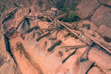 Yukarıdan madencilik. Endüstriyel maden ocağı. Açılmış madenciliğin havadan görünüşü. Mayın Kazısı. Çıkarma endüstrisi. Dev kazı makineleri.