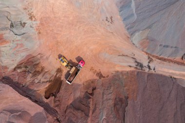 Yukarıdan madencilik. Endüstriyel maden ocağı. Açılmış madenciliğin havadan görünüşü. Mayın Kazısı. Çıkarma endüstrisi. Dev kazı makineleri.