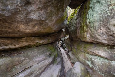 Stolowe Dağları Ulusal Parkı. Rock Labirenti yürüyüş patikasında tahta kaldırım. Bledne Skaly, Kudowa-Zdroj, Aşağı Silezya, Polonya yakınlarında.. 