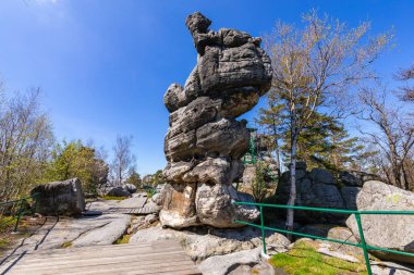Stolowe Dağları Ulusal Parkı. Szczeliniec Wielki 'deki kaya oluşumları Kudowa-Zdroj, Aşağı Silezya, Polonya yakınlarında yürüyüş parkurları.